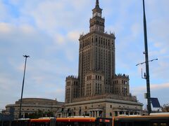 本日はこれでフリーだったのですが、添乗員さんがワルシャワ中央駅まで案内してくださいました。中央駅北側にあるショッピングセンターに行くつもり。
ワルシャワを象徴するような大きな建物、文化科学宮殿。でもポーランド人は嫌いだそうです。スターリン時代の建物なので。