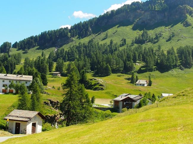 シルスマリアの地下駐車場に車をおいて出発です。