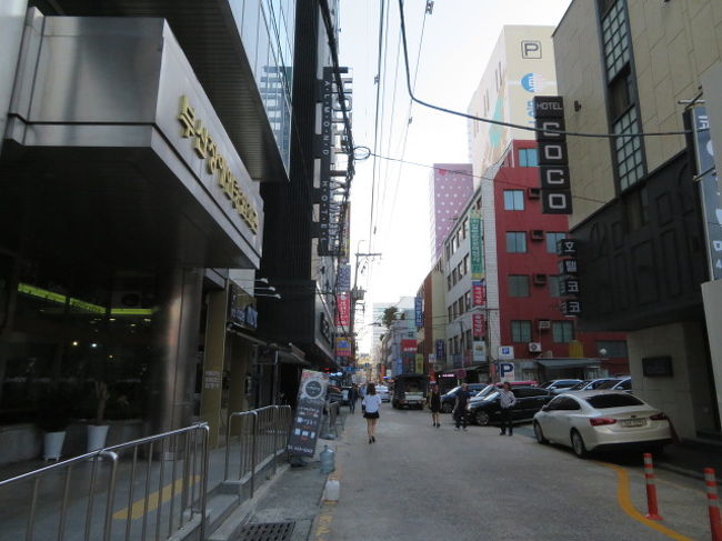 釜山駅前、東横イン釜山駅前横の道路、宿泊するモナコモーテルに行きます