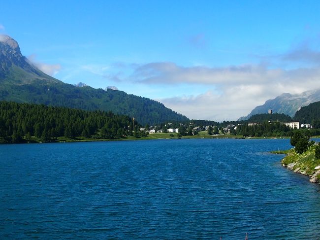 ソーリオ～マローヤ峠を下るとシルス湖が見えてきました。