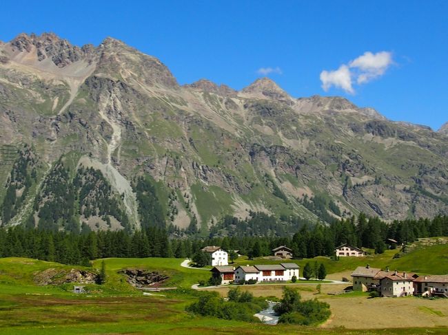 このような数件の家が集まっている集落を時々見かけました。