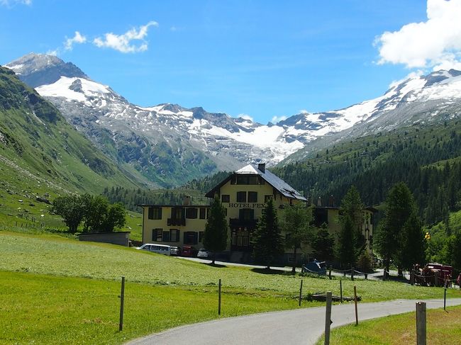 ホテルフェックスが見えてきました。ここまで馬車で50分ほどです。ちょうどランチの時間なので外のパラソルの下で美しい景色を眺めながら頂きました｡