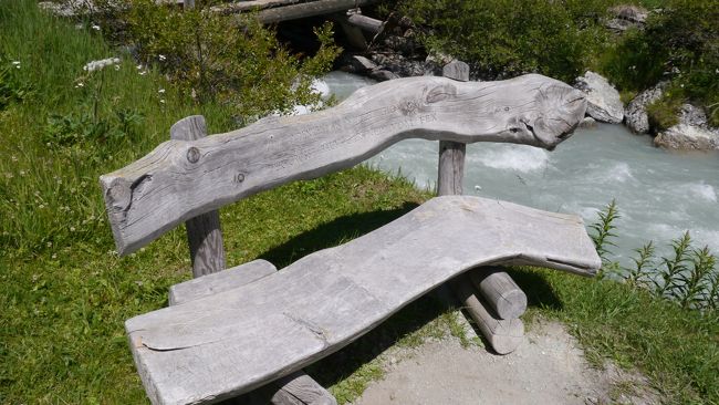 道のあちこちにこのようなベンチがおかれ、寄贈した人のメッセージなどが刻まれています。