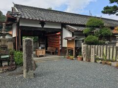こちらが裏門になるのかな。
お寺と言うよりも大きな屋敷跡といった感じですね。
まぁそこにお寺を建てたのですから、当たり前っちゃ当たり前ですが。