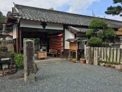 こちらが裏門になるのかな。
お寺と言うよりも大きな屋敷跡といった感じですね。
まぁそこにお寺を建てたのですから、当たり前っちゃ当たり前ですが。