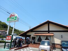 昼食は静岡のみに展開するファミレスチェーン「さわやか」。
開店直後ですでに外にまで行列が伸びる人気店。