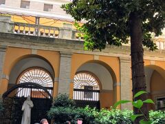 会場となったホテル「パラッゾ　カルディナル　セシ」。
「セシ枢機卿宮殿」という意味ですが、明るい中庭にめんした美しい場所。