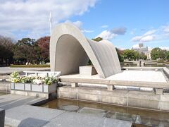 毎年式典が行われる平和記念公園。
その後は平和記念資料館を見学。
なんというか、本当に色々考えさせます。
政治的なメッセージはなく、淡々と原爆の被害について展示されています。