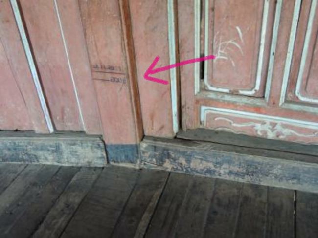 すぐそばには、<br />トゥボン川があって、<br />この線は、それが氾濫した時の<br />水位なんだって( ﾟДﾟ)!