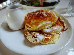 部屋できなこに昼ご飯を食べさせてから大人の昼ご飯へ。

旦那ちゃんが行きたいと言うのでbillsへ行ってきたよ。
ハワイ着いて最初のご飯がbills…。

シドニーですがな。
世界一の朝食ですがな。

おなじみハニーコームバターパンケーキを食べる。うんうまい。
でもここハワイですがな。
しかも昼食ですがな。