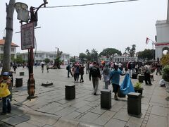 バスでコタ地区までやって来ました。
ファタヒラ広場。日曜日でたくさんの方が観光の訪れていました。