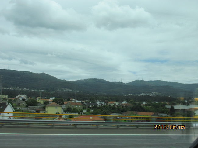 高速道は海岸線を離れ、山間の丘陵地帯を走って行く。