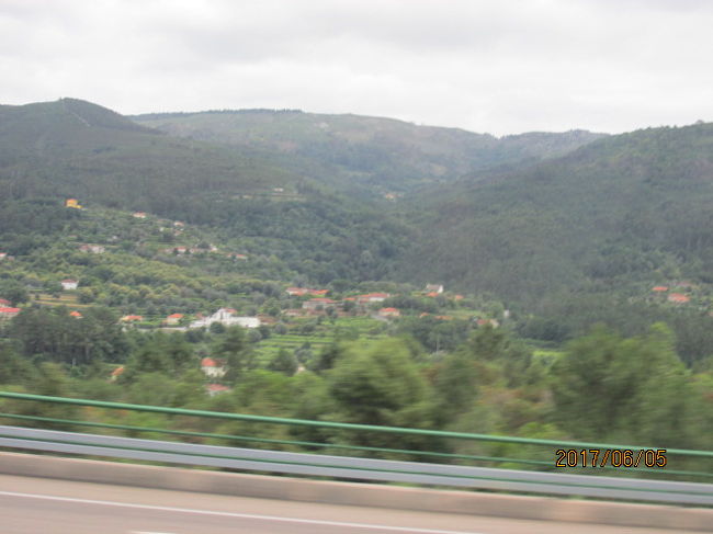 目立った標識もなく、バスはあっという間にスペインーポルトガルの国境を通り抜ける。