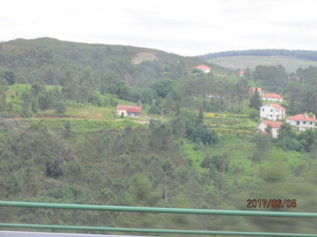 豊かな丘陵地帯が続く。どこから見ても裕福な農村生活を送っているように見えるが・・。