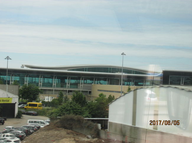 １時間半ほど走り、バスは高速道から一般道に降りて、最初にポルト国際空港に停車する。