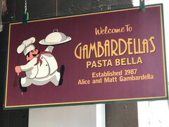 13時川沿いから少し歩いた 1st Ave.のGambardella's  Pasta Bella でランチ。
中に入ると奥行きがあり広い。二階もテラスもあるようだった。