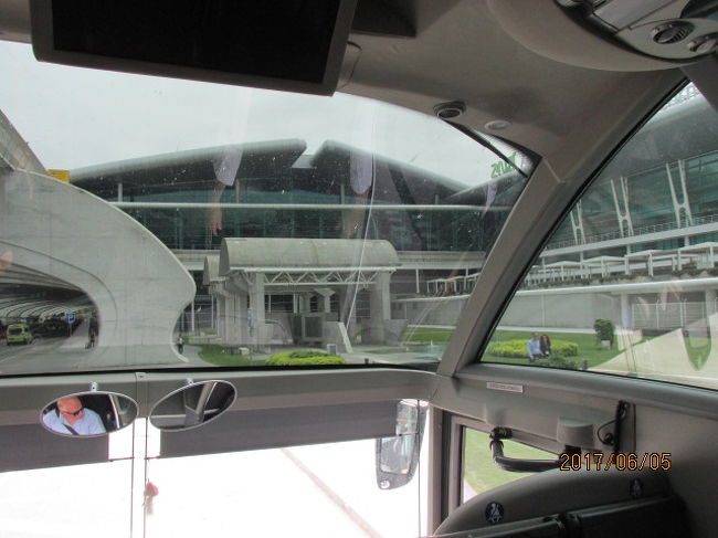 どこから見ても新しくて立派な空港ビルだ。