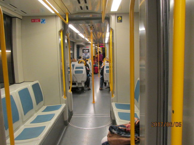 約時間、バスは地下鉄中央駅前に停車し、そこから地下鉄に乗ってホテルに向かう。