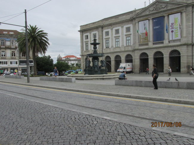 ホテルはプラザゴメス広場の前にあり、親切なイギリス老人にホテルの前まで案内してもらった。