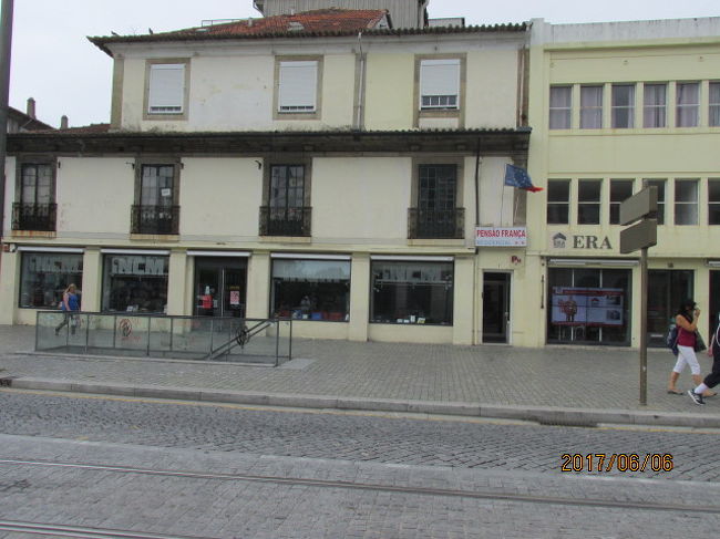 この正面の建物がホテル。