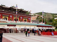 ここからタクシーで30分ほど乗ってタール寺まで行きます。ここも6大ゲルグ派寺院のひとつです。しかし着いてみて何か違和感が。。チベットの寺というより中国の寺という雰囲気です。
