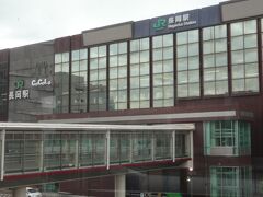 長岡駅です。
新幹線が停車するだけあって立派な駅舎です。
夕べは暗くてわかりませんでした。