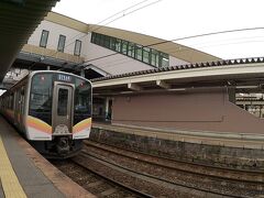 東三条から30分。
10時ちょうど、新津到着。昨日に続いて２回目の訪問。
乗ってきた電車をお見送り。