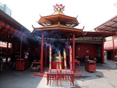 金徳院という中国寺院。一部が火事で焼けていました。
ろうそくの芯を油に浸して火が灯っていました。そのせいなのか・・。