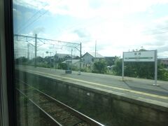 新潟駅から3つめの新崎駅を通過。