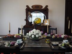 横浜市イギリス館　２F展示室の装飾

「マムで迎える十五夜の祝宴 Full Moon Night Tea」
期間：9月26日(火)～10月4日(水)

古く中国から伝わった"十五夜"を祝う習慣。
平安の時代には美しい月を愛でる文化として広まりました。
古くから収穫への感謝と豊作を祈る大切な行事。
そして、1年で月が最も美しい"中秋の名月"に旬を迎えたマム。
「マム＝菊」は古来から高貴な花と称されてきた日本の国花。 
今宵、美しい十五夜の月と瑞々しく美しいマムの華やかな饗宴。
今年の恵みとともに供されるのはダージリンのセカンドフラッシュ。
お月見団子は白のマムを飾って。
さあ、楽しい時間の始まりです。
（解説より）