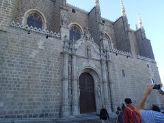 サン・ファン・デ・ロス・レイエス教会。
イサベルとフェルナンドのYとFの彫刻がされています。