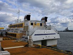 乗船するジェットフォイルです。伊豆大島にむかう東海汽船や五島列島の九州商船と同じと思います。