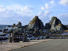 ホテルに向かう途中に立ち寄った夫婦岩です。三重県にもありますがこちらは岩の大きさが同じくらいで周りにも岩が多くあります。