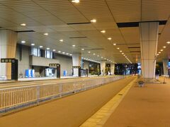 00:10成田空港第２ターミナル到着ロビー前に到着しました。成田シャトルは基本出発ロビー到着ですが、この便以降は到着ロビーに着きます。流石に人は居ません。ここから00:30にホテルの送迎バスが出発します。