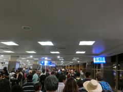 そして空港につけば、セキュリティチェックを待つ長蛇の列です。

もうこの空港についてから15時間が経過。。。