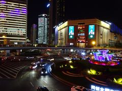 浦東には他にも高層展望台があるけれど、夕方5時からの自由時間は1日出ずっぱりで疲れました。ここは夕食にしましょう。多分・・・向かいのショッピングセンター正大広場の中に『鼎泰豊』があったはずです。
調べていなくても、日ごろ見ている旅行ブログや旅番組が役立ちます。
