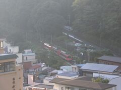 箱根登山電車の走行音が部屋まで届く。