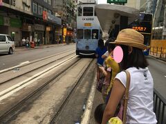 時間は9時前。
トラムに乗ってお出掛けします。

乗り場は「皇后街（Queen Street）」。
ホテルから目と鼻の先にあります。