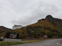 層雲峡に入る前の道路も紅葉、黄葉のピークで、岩場も見えて美しい道中でした

平日のせいか温泉街はあまり人が歩いてなくて寂しい感じでしたが、ロープウェイ乗り場には団体ツアーもいて並びました