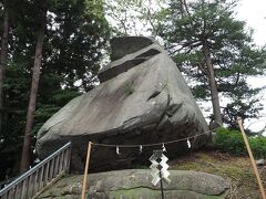 桜山神社の後ろにある烏帽子岩。盛岡城築城の際、掘り下げた所出てきた大岩で、この場所が城内の祖神さまの神域だったことで吉兆のシンボルとして信仰されています。