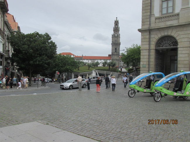 そのビルの前には観光用なのか、変わったデザインのタクシーが止まっている。遠方に時計塔が見える。