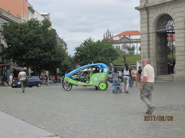 タイならさしずめツクツクだが、ここのタクシーは随分とモダンだ。