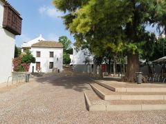 公園（Columnas De Cordoba）の奥に見えるのは考古学博物館です。