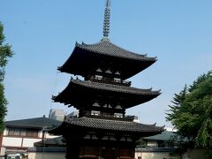 最初に興福寺へ　興福寺三重塔　ひっそりとあるので観光客は少ないが，12世紀に建立　可憐な塔だ
