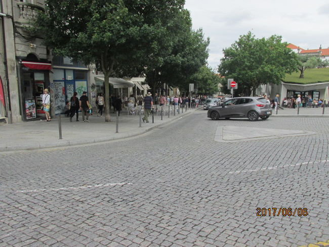 ゴメス広場の北側は高級店や飲食店が続いている。