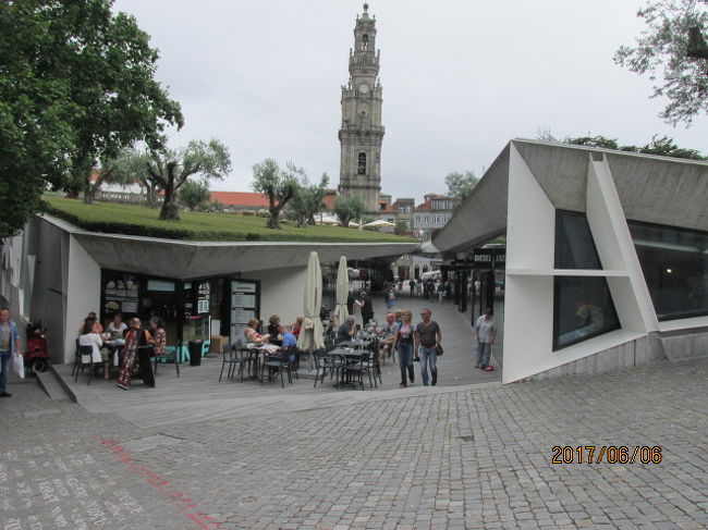 ゴメス広場自体が少し高台の場所にあり、ウオッチタワー、時計塔の方向に下って行く。上の芝生公園をうまく利用した半地下のショッピングモールなども作られている。