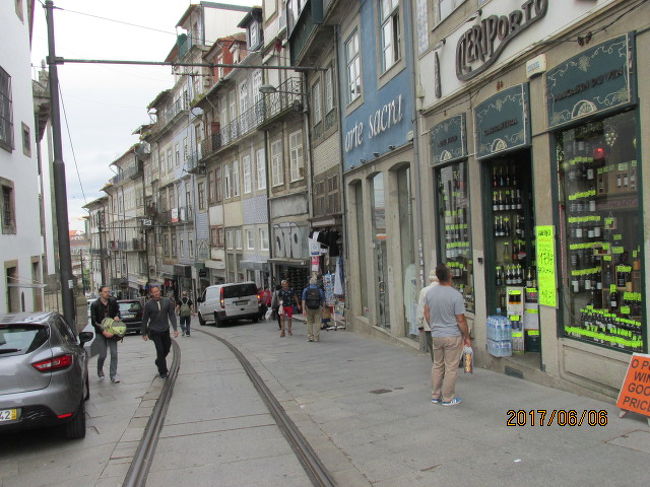 ウオッチタワー周辺は細い道路が続き、その中を市電が走る。