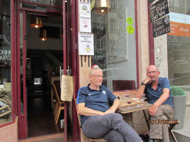 この狭い道路にテーブルを出して、観光客か地元民か、気持ちよさそうにワインを飲んでいる。