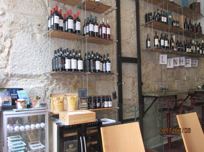 ああ、ここはワイン専門店だ。そし、自分も一杯飲んでみよう。