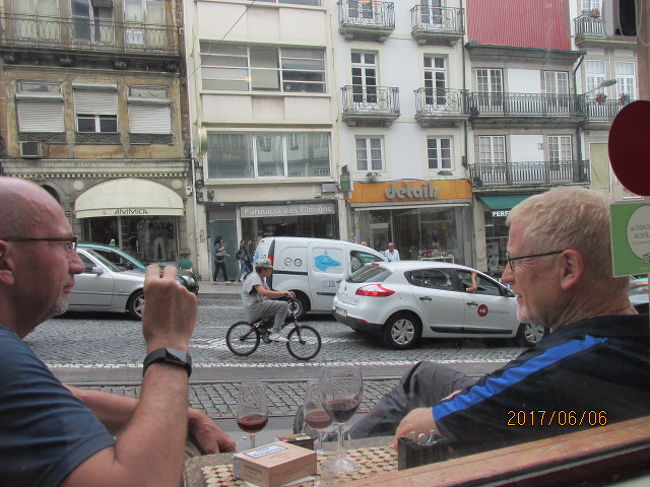 二人の老人もすることがなにのか、日がな一日飲んでいるようだ。平和な国だ。